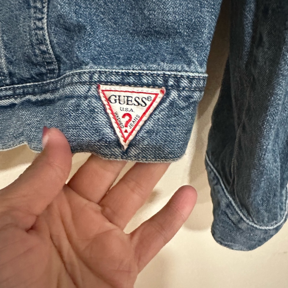 Guess women’s vintage 90s iconic denim jacket with distressed guess on sleeve. M - Picture 6 of 9